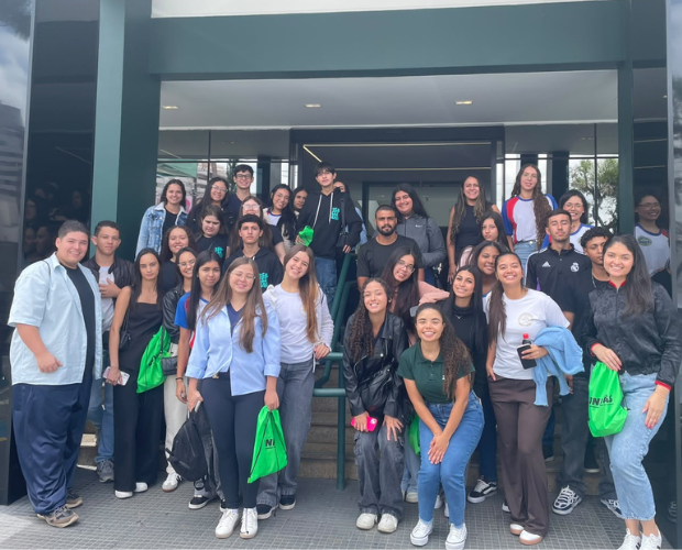 Alunos da Escola Estadual Vereador Joaquim Borges Da Costa de Carea�u visitam a Univ�s